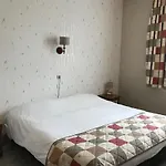 Logis & Restaurant La Des Houx فندق 3*