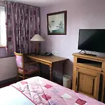 Logis & Restaurant La Des Houx فندق