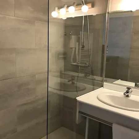 Logis & Restaurant La Des Houx Hotel